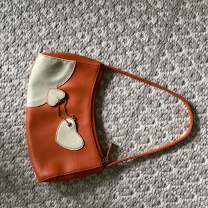 Najs orange handväska - Fett najs orange handväska! Bra skick, och inte överdrivet liten! 