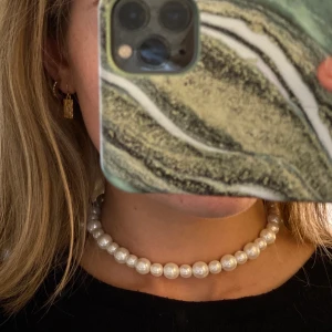 Jätte fint pärlhalsband - Sött pärlhalsband köpt i somras som aldrig kommit till användning🥺 som ny i skicket. Går att justera rätt mkt eftersom det finns väldigt många öglor dvs du kan ha det som en ”choker” eller mer hängande om du vill. ❗️Frakten ingår❗️