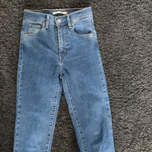 Snygga skinny jeans, knappt använda, nästan i nyskick. Jeansen är väldigt högmidjade och är i en jusblå jeansfärg. Storlek 25 i midjan, 32 i längden. Frakt kostar 63kr, kan mötas upp i Stockholm😊