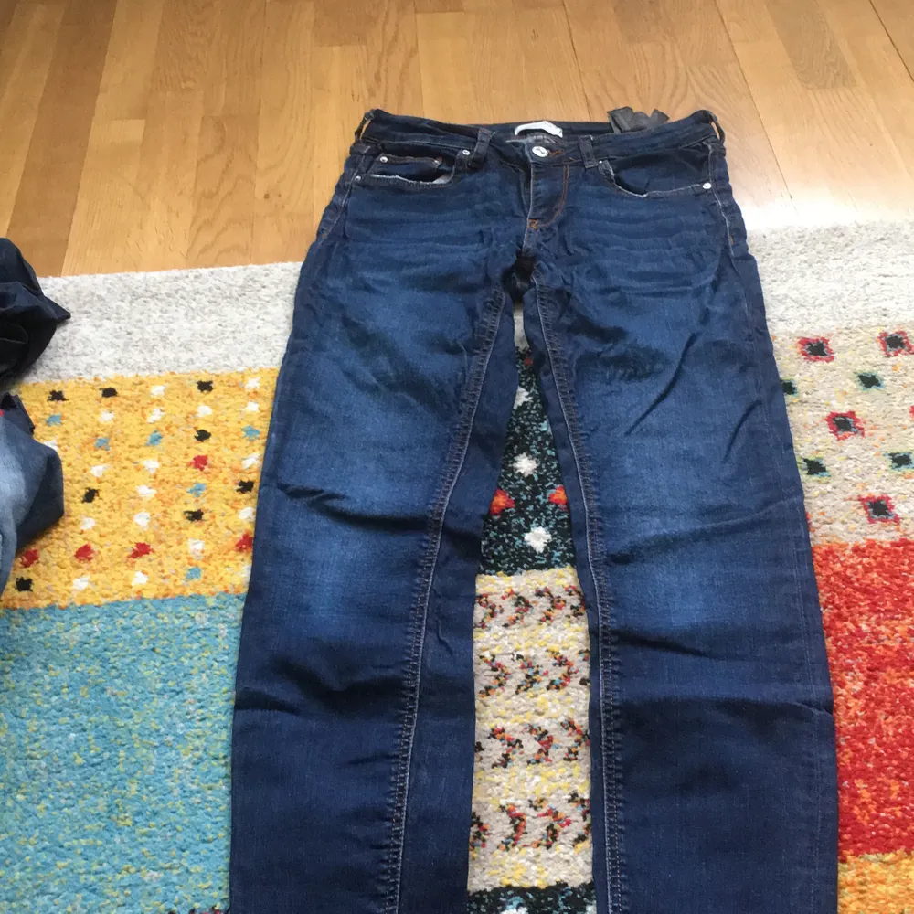 fina jeans inte alls använda  frakt 15kr inte inkluderat.. Jeans & Byxor.
