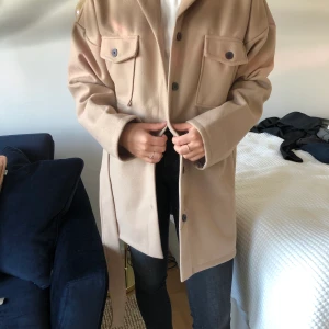 Jacka från boohoo - Helt nyinköpt, aldrig använd jacka från boohoo. Storlek 40 men fungerar för en 38a också. Frakt tillkommer eller upphämtas i Lund/Malmö 