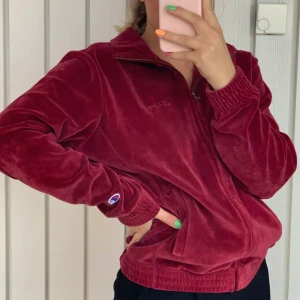 Champion kofta - Använd mindre än 5 gånger, skicket är väldigt fint! Köpt för 1200kr. Säljs inte längre! ❤️ frakt tillkommer på 50kr