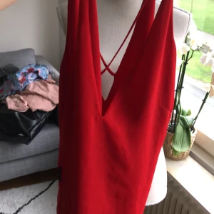 Rött linne  - Jätte fint linne med korsad band på ryggen aldrig använd 