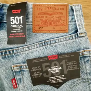 Levi's 501 crop straight leg. Färg: Montgomery baked. Storlek W26/L28. Slutsålda överallt. Alla lappar sitter kvar, kvitto finns. Ord pris 1145 kr. Stora i storlek funkar även till W27. Kan mötas i Skanstull. Mått + fler bilder kan skickas. Högstbjudande.