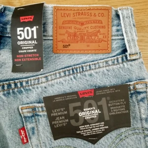 Levi's 501 W26 L28 - Levi's 501 crop straight leg. Färg: Montgomery baked. Storlek W26/L28. Slutsålda överallt. Alla lappar sitter kvar, kvitto finns. Ord pris 1145 kr. Stora i storlek funkar även till W27. Kan mötas i Skanstull. Mått + fler bilder kan skickas. Högstbjudande.