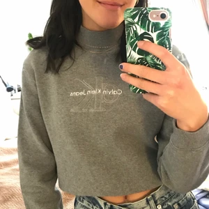 Calvin Klein tröja stl. XS - Jättefin grå tröja från Calvin Klein!😍 Älskar den men använts alldeles för sällan av mig. Köpt på Åhléns Calvin Klein avdelning för 1000kr. Fint skick på tröjan! Möts upp i centrala Stockholm, annars tillkommer frakt💘 