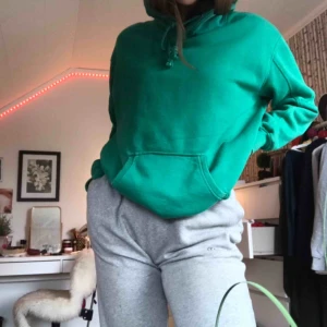  - Super snygg grön hoodie säljes pga har alldeles för många hoodies. Har någon nopp här och där men inget man ser! priset kan diskuteras vill mest bara bli av med kläderna❤️ frakt tillkommer och priset när jag köpte den var cirka 399kr ❤️❤️