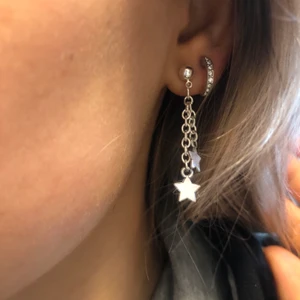 Örhängen med kedja och stjärna, handgjorda - Säljer dessa oanvända örhängen som dessutom är handgjorda. Frakt kostar 11kr men kan ingå vid snabb affär💞