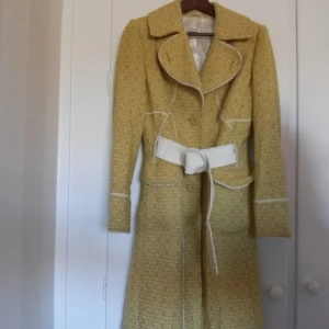  - Härlig kavaj i ull i storlek M från märket Vila säljes då den blivit för liten för mig =)