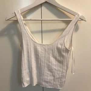 Stickat croppat linne. S - Oanvänt stickat linne. Croppat. Vitt! 