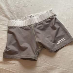 Dessa snygga tränings shorts är väldigt elastiska och mycket sköna😊 De är nästan aldrig använda. Frakt ingår i priset