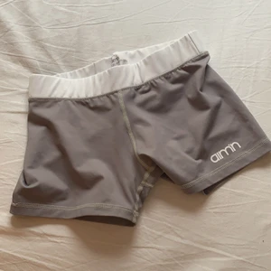 Aimn tränings shorts  - Dessa snygga tränings shorts är väldigt elastiska och mycket sköna😊 De är nästan aldrig använda. Frakt ingår i priset