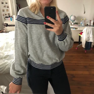 Vintage ”sjömans” tröja - Superskön tröja i ”sjömansstil”, väldigt somrig och passar till allt! Står large men passar XS-M. Frakt tillkommer 🌸