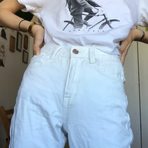 Vita jeans - Vita avklippta jeans,