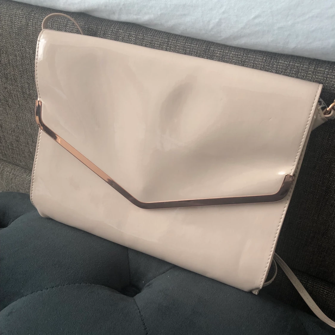 Beige clutch väska