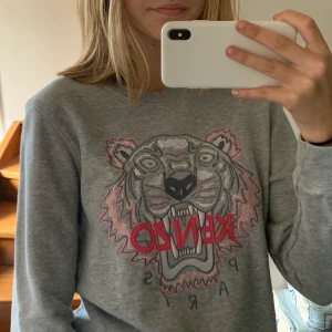 Kenzo tröja - Kenzo tröjan är köpt på NK för ca 1800kr. Jag säljer den pga att den inte kommer till användning. Den är använd ett fåtal gånger och är därför i ett väldigt bra skick. Köparen står för frakten eller så kan jag mötas upp i Ropsten. Priset kan diskuteras 