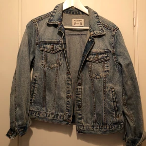 Ljus jeansjacka - Jeansjacka i ljusblått. Storlek M (passar S) från märket Pull and Bear. Använd sparsamt. Nypris 299:-. 