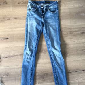 Blåa jeans från Tiger of Sweden. Säljer då jag växt ur dem. Väldigt fint skick i storlek 25/32. Säljer dem för 350 kr.