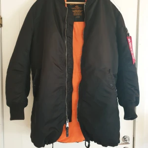  - Svart äkta alpha industries lång fodrad bomber jacka, parkas Unisex modell. Passar Dam L eller herr M. Inga anmärkningar, som ny. Knappt använd  Kan skickas spårbart för 63 kr. Djur/rökfritt och symptomfritt hem  Finns i Kungälv Ute på fler sidor Nypris ca 2500 kr