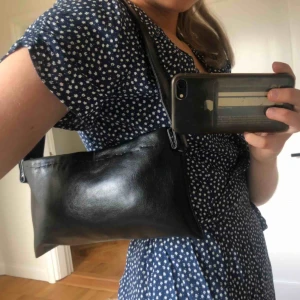  - Super gullig liten väska perfekt till sommaren🙌🏼 Köpt här på plick men säljer för att jag har liknande redan💓💓 kvar tills markerad såld‼️köparen står för frakt‼️