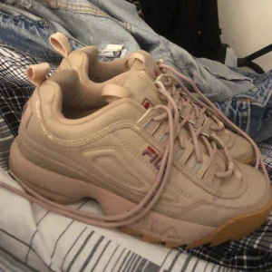 Fila - Det är ett par rosa fila skor som är rätt så använda. Nyss tvättade och rena.