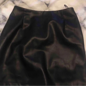 Skinn kjol - Säljer denna kjol i skinn imitation, säljs pga att den är för kort för min smak, nypris:400 och endast använd 2 gånger! Fraktar och möts upp i sthlm!( första bilden är ej min!)