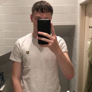 Lyle & Scott T-shirt - Jag säljer nu min lyle & scott tröja som är inköpt på MQ i Helsingborg. Säljs pågrund av att jag håller på att växa ur den. Köparen står för frakten, därav de låga priset på tröjan.