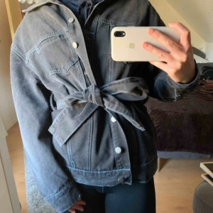  - Helt ny! ljus svart jeansjacka från boohoo. Lite oversized med ett bälte som formar midjan. Går att ta bort bältet om man vill ha utan också (se bild 3) Frakt inkl✨