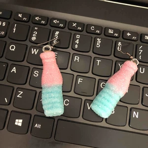 fizzypop örhängen - handgjorda godisörhängen! jag möter gärna upp i stockholm annars står köparen för frakt😊