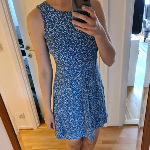 Sommarklänning  - Fin Sommarklänning med mönster i form av små fåglar. Fin både med eller utan skärp. Fint skick. Frakt betalas av köparen, kan lämnas i Malmö. 
