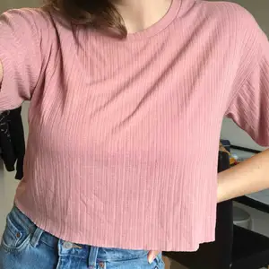 Superfin rosa croppad tshirt i lätt och tunt material från forever 21🥰 kontakta för fler bilder