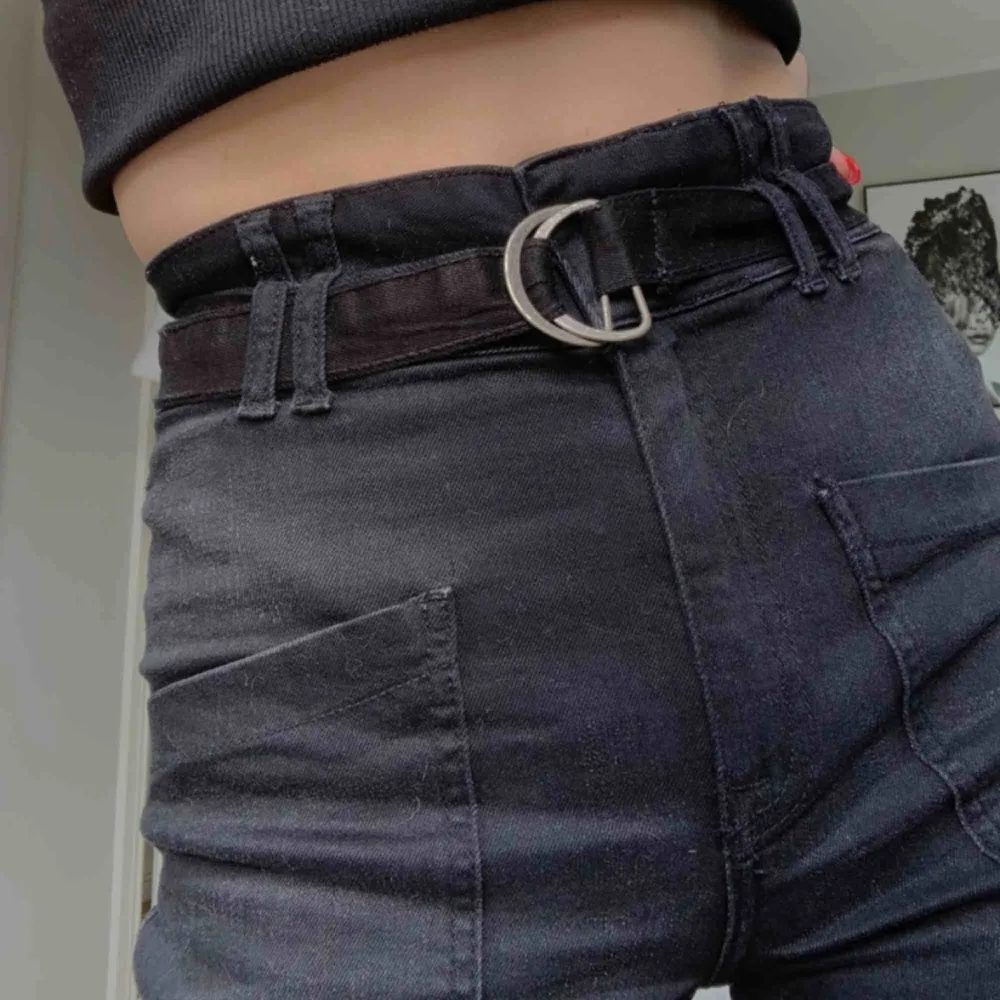Zara black pants with built in belt !! High waisted fit ! Worn a couple of times ! Bought for 600 kr selling for 300 ! Meet up in stockholm or pay for shipping 💞. Jeans & Byxor.
