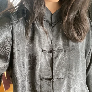 Trendig kinaskjorta - Oversize skjorta med kinakrage o fint mönster, storlek XL men såhär sitter den på mig med S. Man kan ha den både öppen och stängd. Köpt på humana. Pris inklusive frakt 🐲