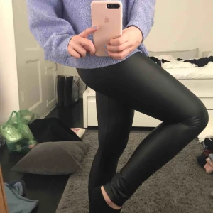  - Super snygga och sköna tajts i (fake) skinn. Säljer pga att de är för små. Frakt tillkommer 50kr 💃🏼💃🏼