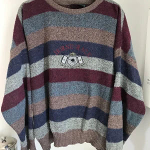 Tjocktröja!  - Supermysig stickad tröja köpt på secondhand! Skulle gissa på att den är storlek L men är snygg på S och M med. Frakt ingår🌻