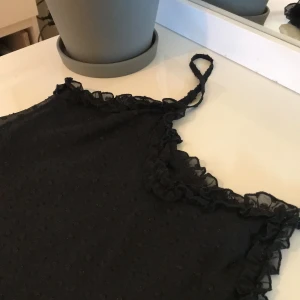 Ett superfint linne! - Ett superfint prickigt samt lite glittrigt linne! Med spännband band⚡️