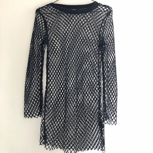 Klänning/topp i nät  - Plagget fungerar som klänning och topp, det beror på vad man vill ha under. Den är använd max 4 gånger och är i ett bra skick. 