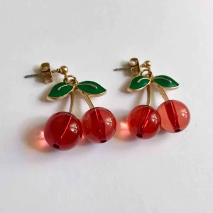 Körsbärsörhängen - Körsbärsörhängen från Monki i guldfärg. Använda med i nyskick. Frakt tillkommer❤️🍒