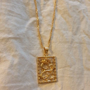  - coolt guldhalsband med drake, helt nytt och oanvänt (har endast satt på mig det för att prova och ta bild) :) bandet går att justera så det blir längre eller kortare