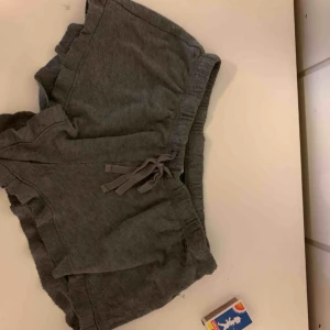  - Hollister shorts med volang. Superfina shorts med en volang, säljer pga att jag inte längre får användning för dem. 