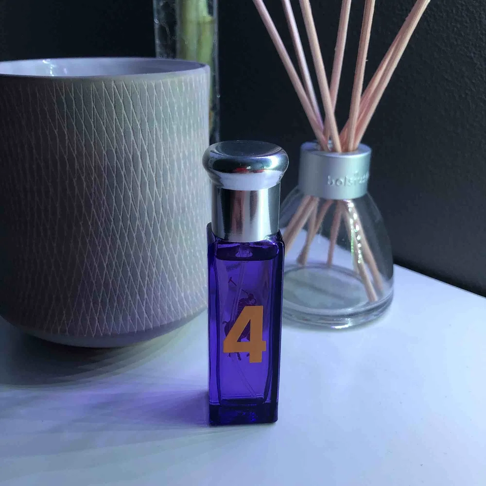 Ralph Lauren parfym nummer 4, perfekt att ha i handväskan och räcker längre än vad man tror. Köparen står för frakten❤️. Accessoarer.