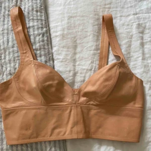  - En crop-top i äkta skinn. H&M