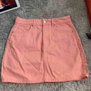  - Rosa jeanskjol, superfin till sommaren. Använd fåtal gånger men den är ej sliten eller trasig på något sett.  Köpare betalar frakt