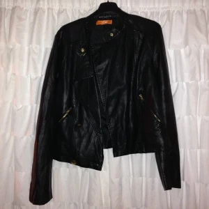 Svart läder zip-up jacka - Svart fejk skinn jacka. Märke är JOE fresh. Storlek M. Köpt i USA. Använd men bra skick. 