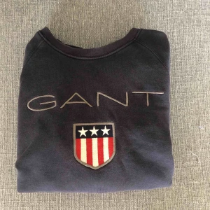  - basic ganttröja, liite solblekt men annars superfint skick! färgen är lite missvisande, den är självklart inte lilafläckig utan helt marinblå, självklart äkta🌸💞🥰