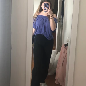 Lila tröja från Ginatricot - Lila tröja från ginatricot! 🦋 kan användas off shoulder eller vanligt , storlek XS men passar även S 🦋 70 kr inklusive frakt 🦋