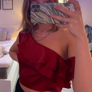 Fin enrämad tröja från Nelly.com - Festlig och unik tröja från Nelly. Storlek xs Passar mig som är en S. ❗️frakten ingår❗️ Använt vid ett tillfälle endast. 