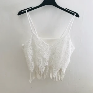 Topp - NY 🛒 🌼En fin topp🌼 Ny pris var 129kr men jag säljer för 80kr i storlek s-m passar bra 📌Köparen står för frakten, skicka ofta med Direk frakt [spårbar] ♻️