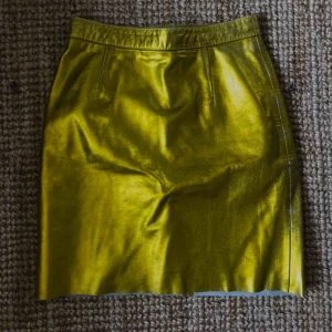 Skinnkjol guld & other stories  - Unik läderkjol i guld ✨ från & other stories. Storlek 36 men fungerar fint på en 34’a också. Fint skick, lite rockig! Kan mötas i Stockholm eller posta mot betalad frakt. 