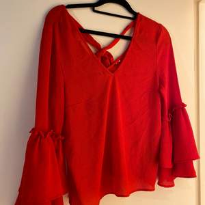 Jättefin röd tröja, lappen är tyvärr borta men jag gissar på att det är storlek M. Passar perfekt till fest eller till vardags☺️